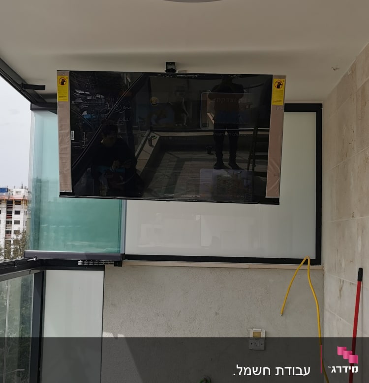 מנורה עגולה מותקנת בתקרה עם חוטי חשמל צהובים